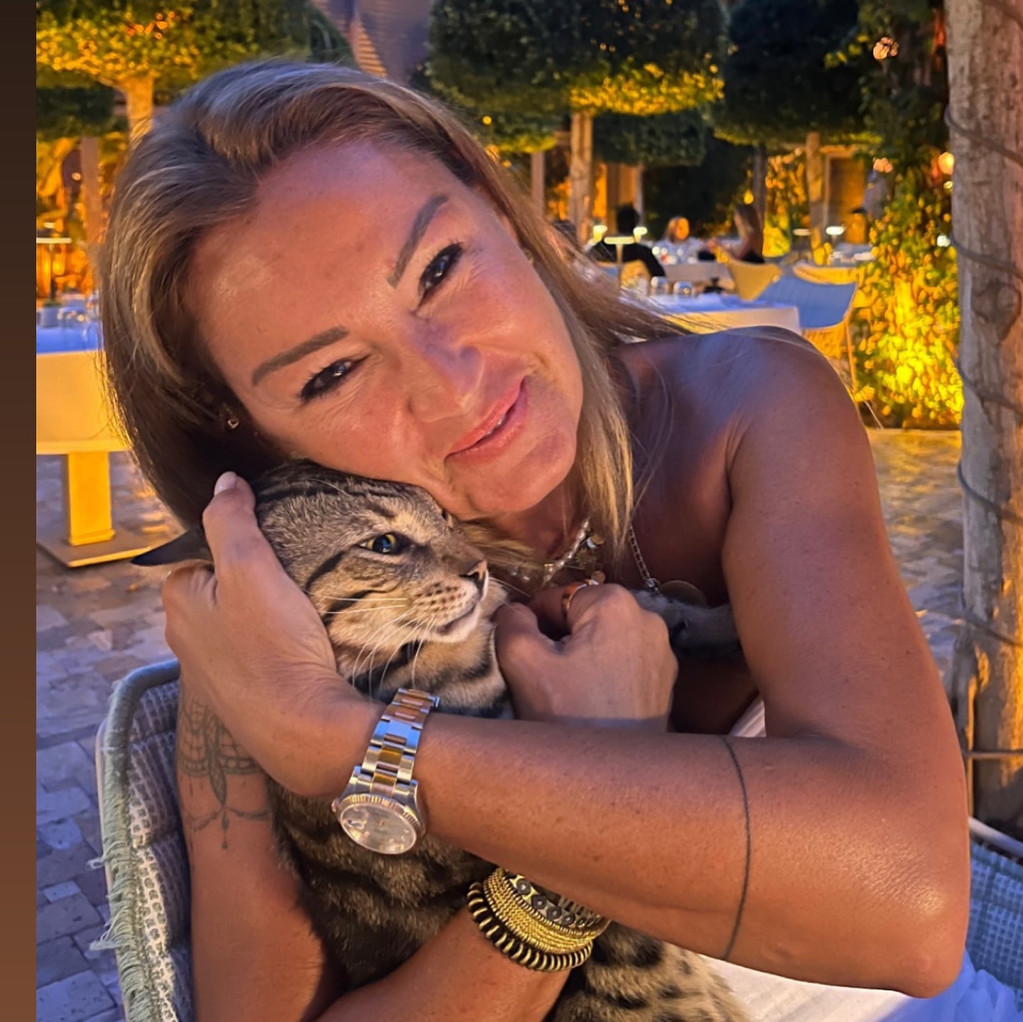 Cenazedeki Sakiz Cigneme Goruntuleri Tartisma Yaratti Pinar Altug Sessizligini Bozdu (3)