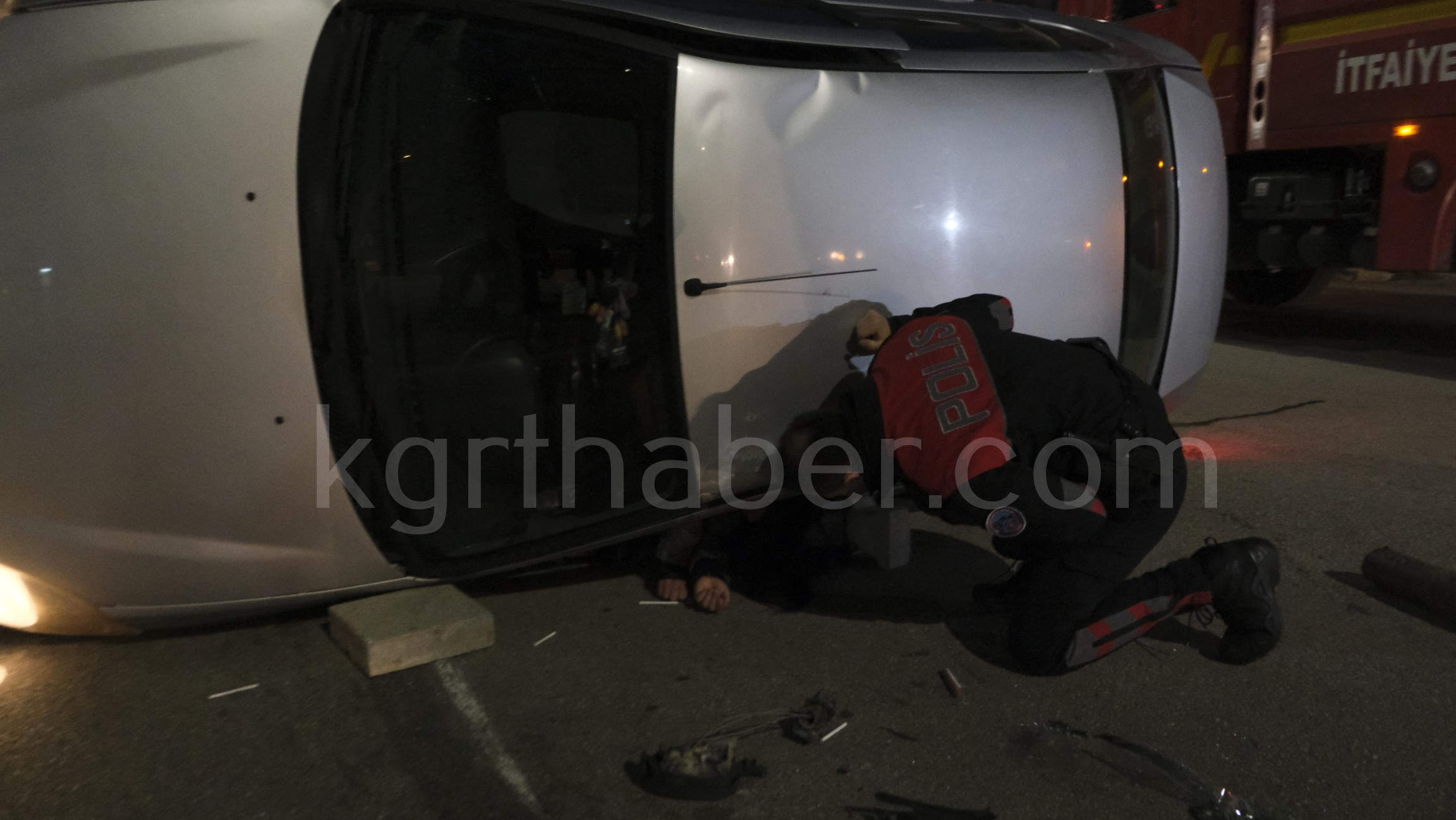 Ekipler Zamanla Yaristi Kadin Surucu Devrilen Otomobilin Altinda Kaldi1