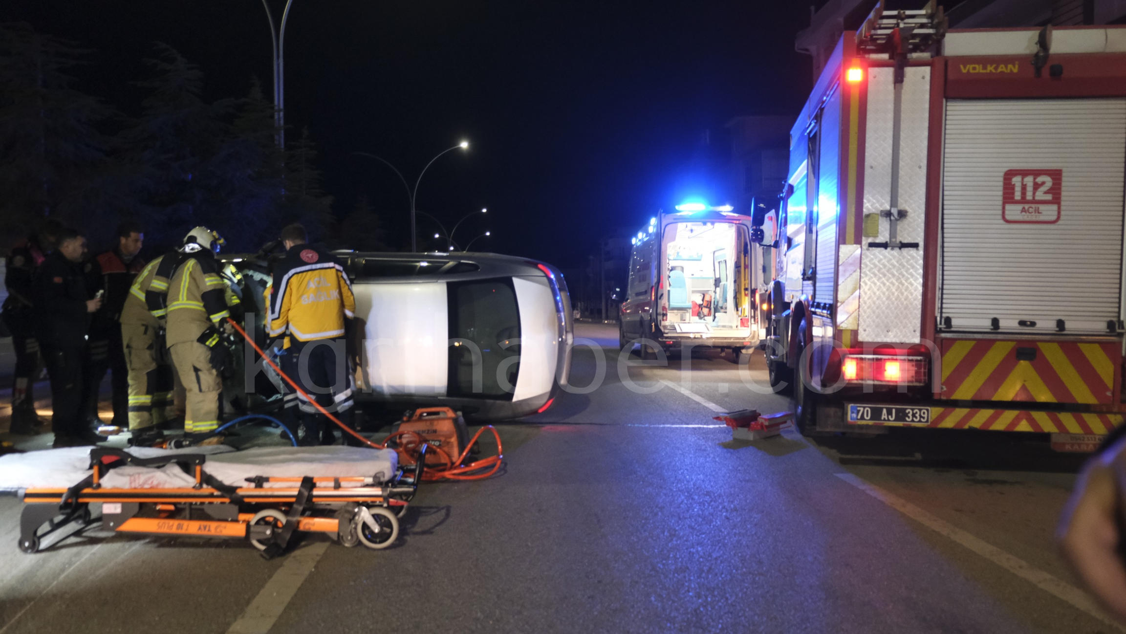 Ekipler Zamanla Yaristi Kadin Surucu Devrilen Otomobilin Altinda Kaldi11