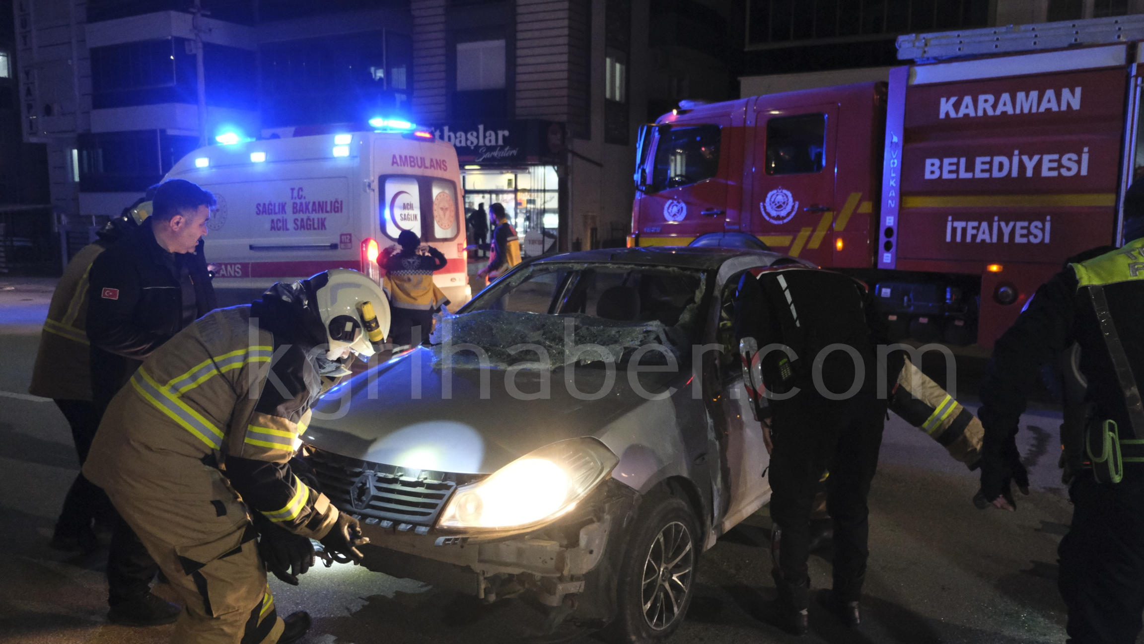 Ekipler Zamanla Yaristi Kadin Surucu Devrilen Otomobilin Altinda Kaldi12