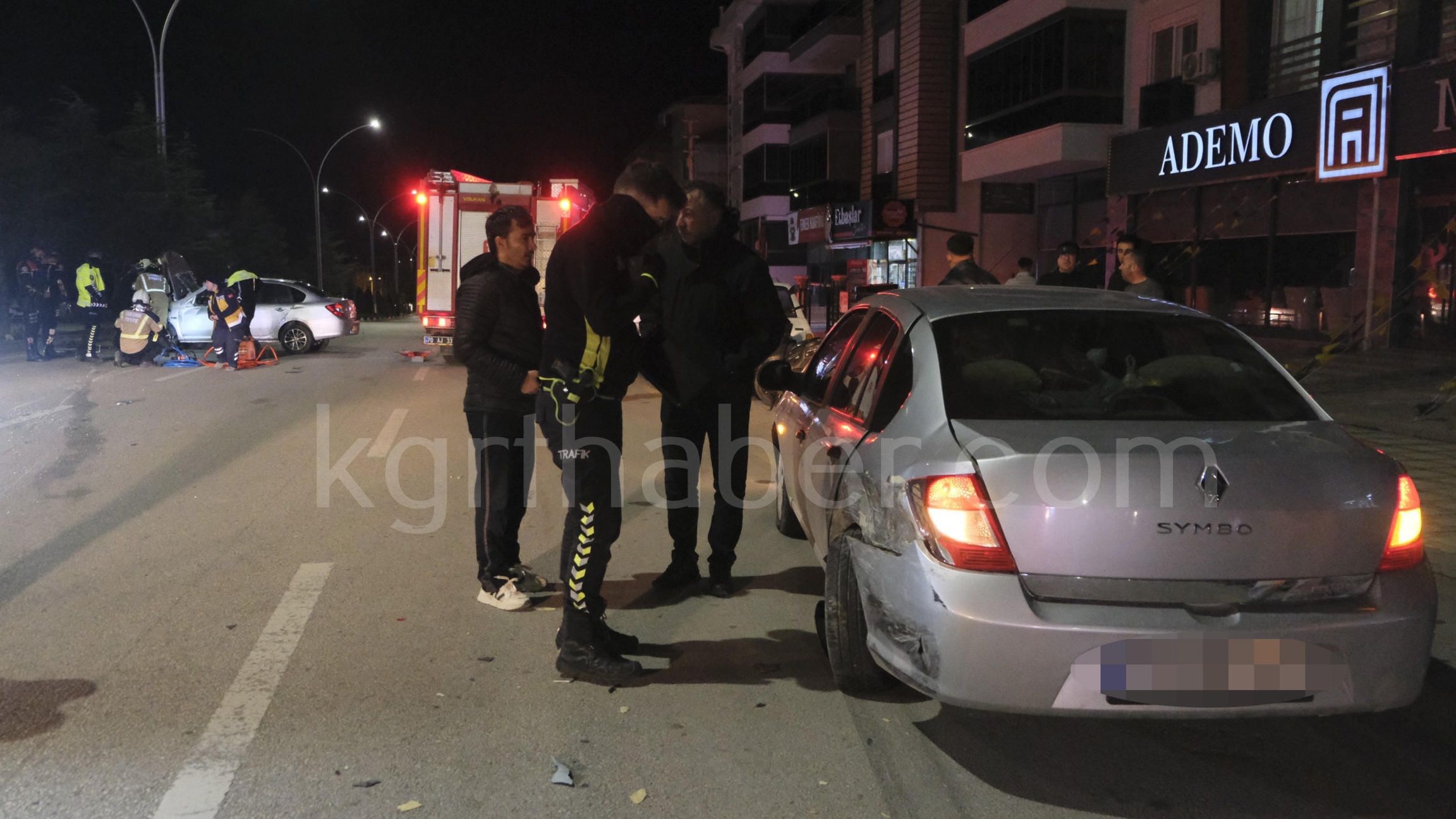 Ekipler Zamanla Yaristi Kadin Surucu Devrilen Otomobilin Altinda Kaldi13