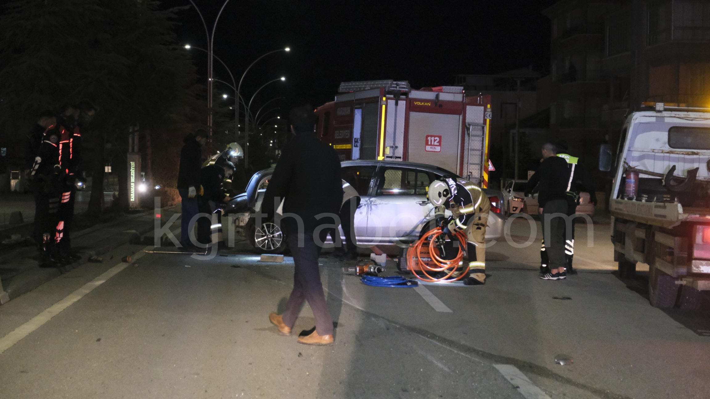 Ekipler Zamanla Yaristi Kadin Surucu Devrilen Otomobilin Altinda Kaldi14