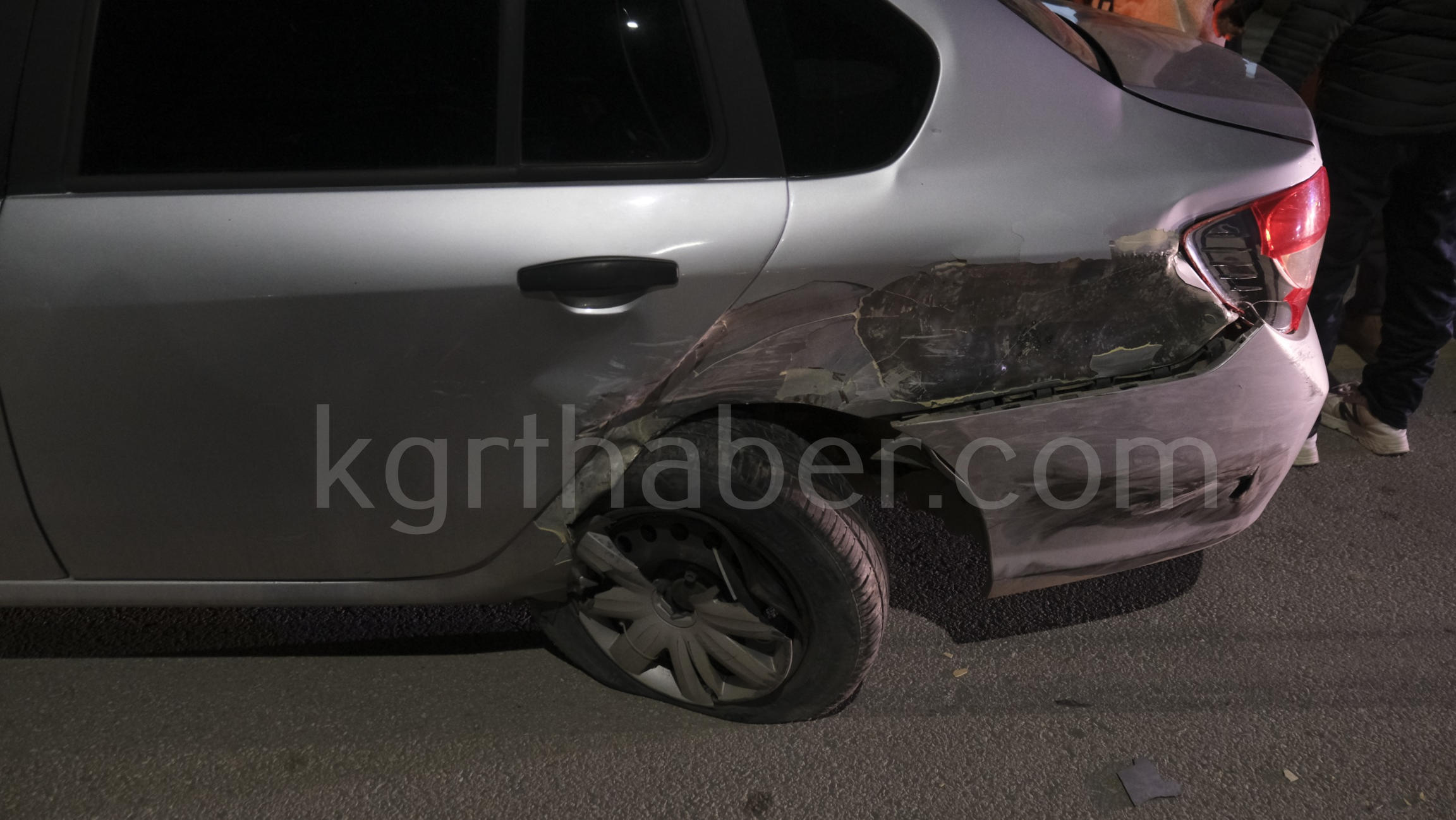 Ekipler Zamanla Yaristi Kadin Surucu Devrilen Otomobilin Altinda Kaldi15