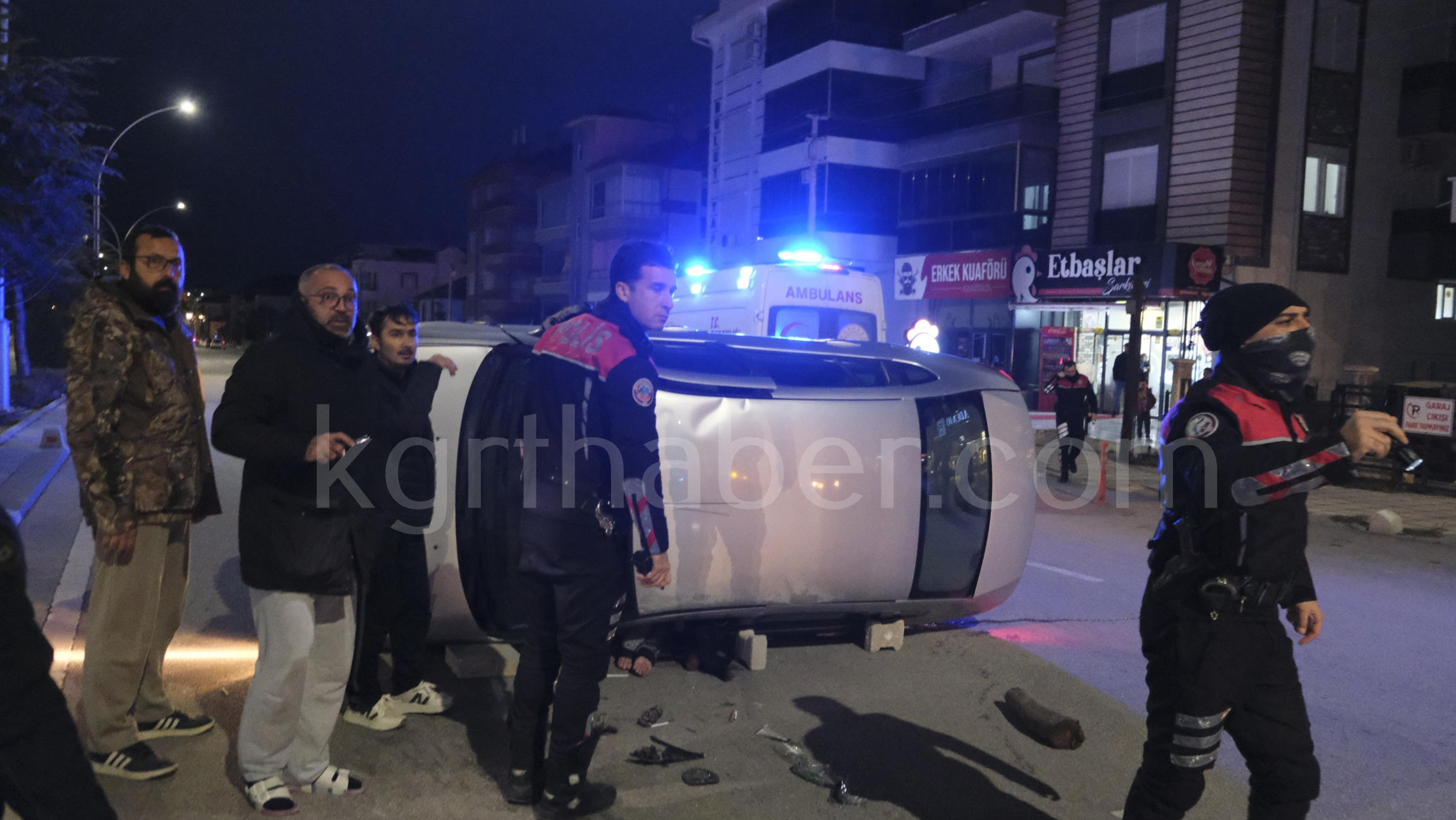 Ekipler Zamanla Yaristi Kadin Surucu Devrilen Otomobilin Altinda Kaldi16