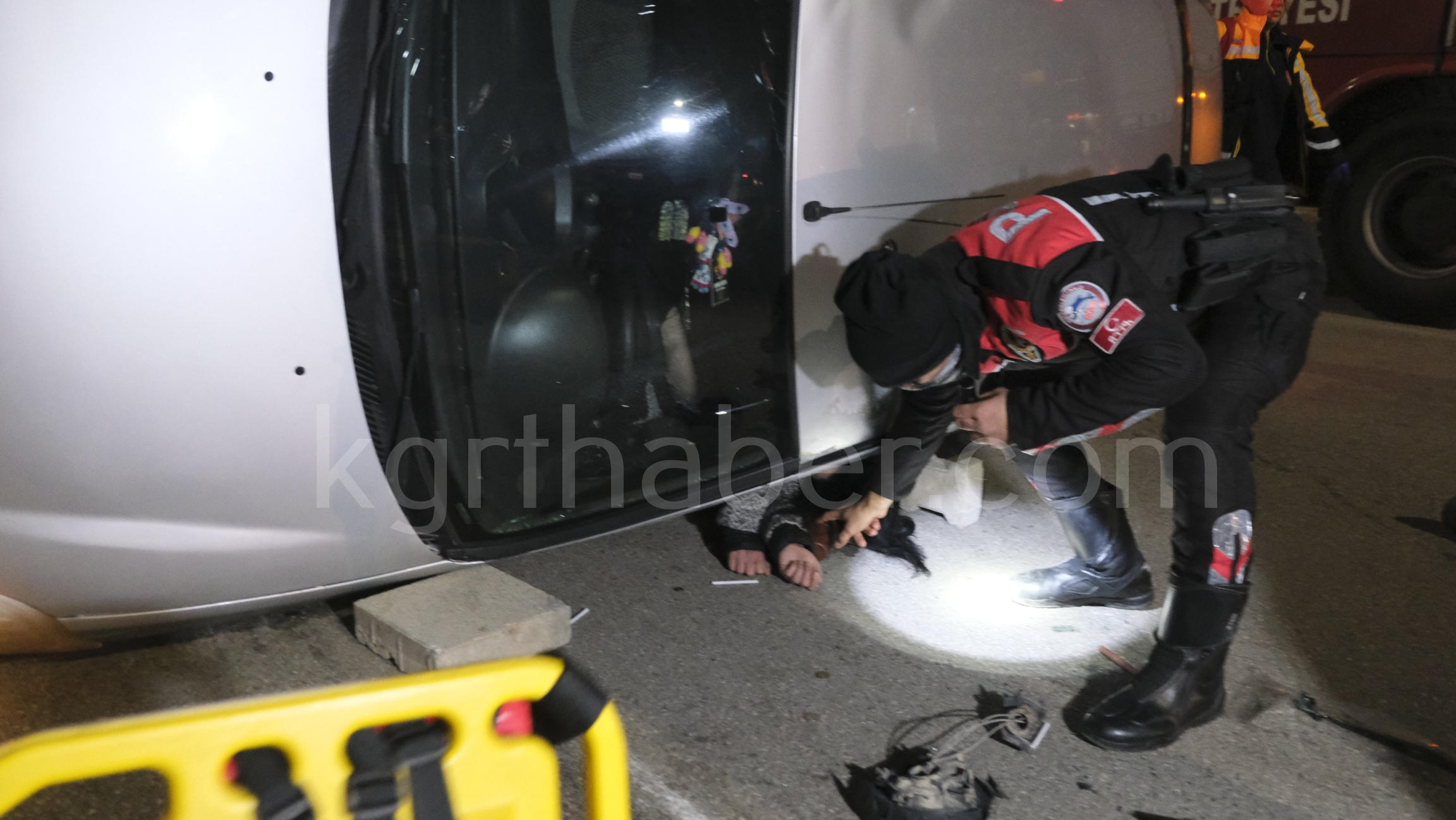 Ekipler Zamanla Yaristi Kadin Surucu Devrilen Otomobilin Altinda Kaldi2