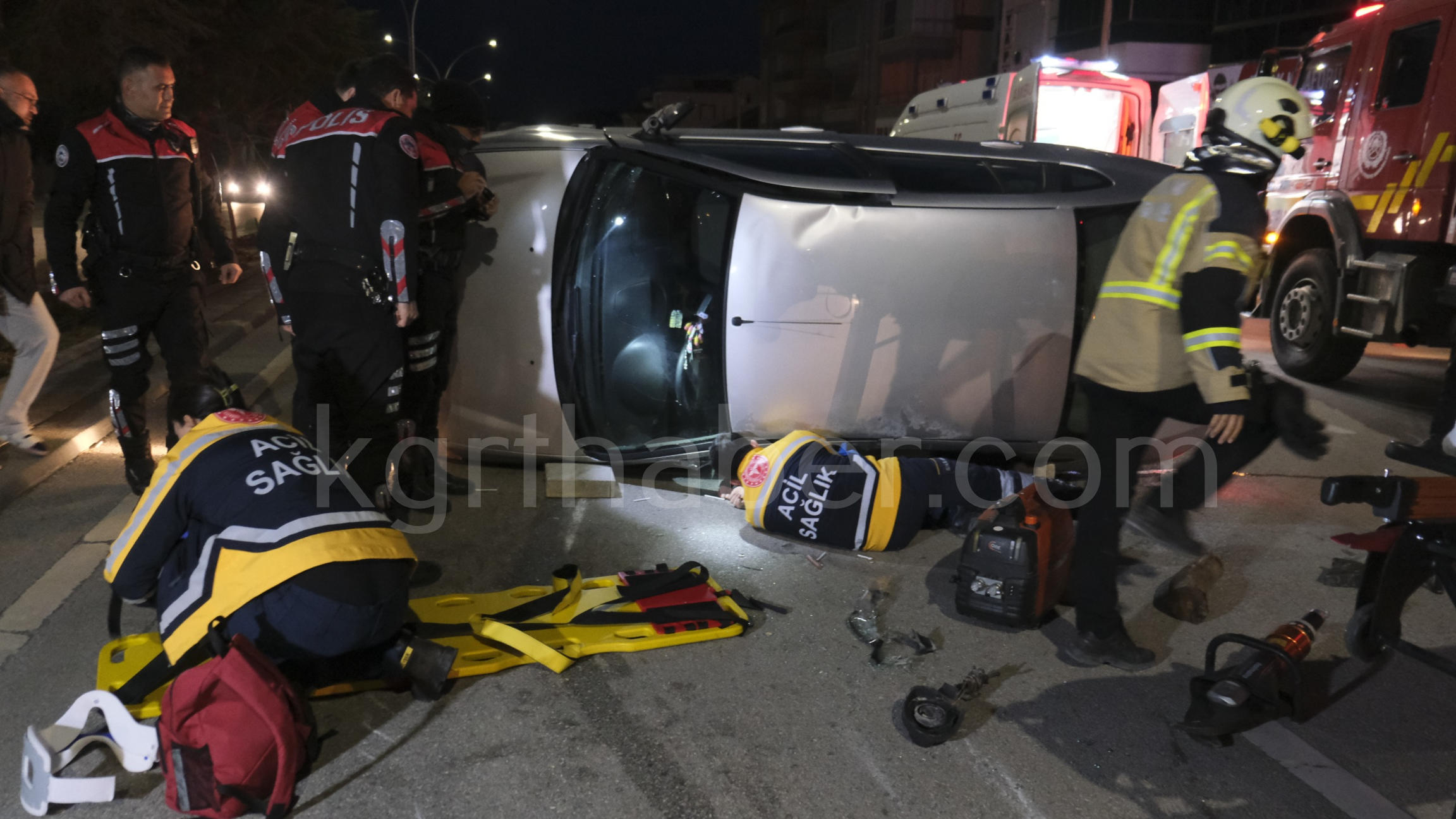 Ekipler Zamanla Yaristi Kadin Surucu Devrilen Otomobilin Altinda Kaldi3