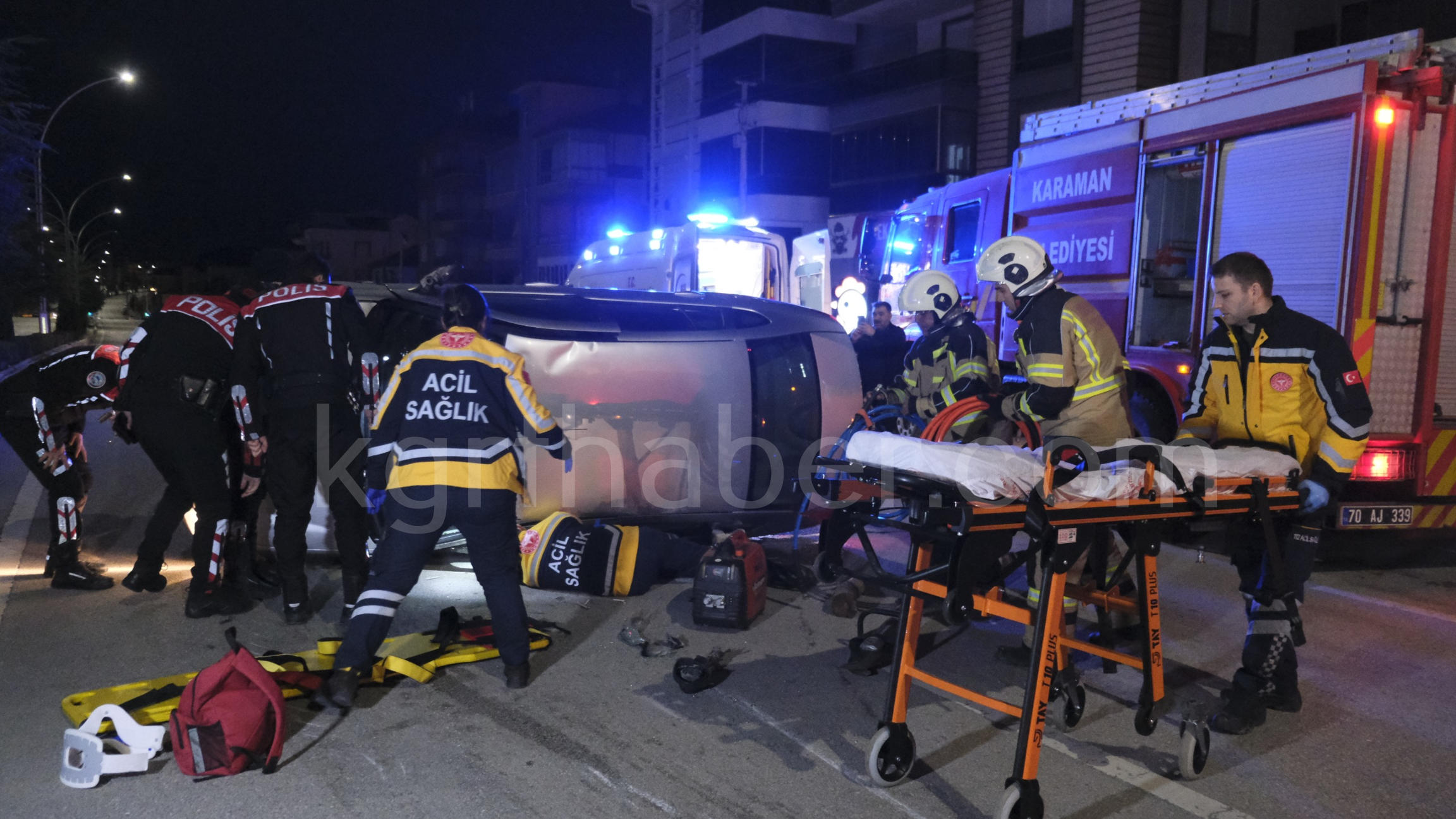 Ekipler Zamanla Yaristi Kadin Surucu Devrilen Otomobilin Altinda Kaldi4