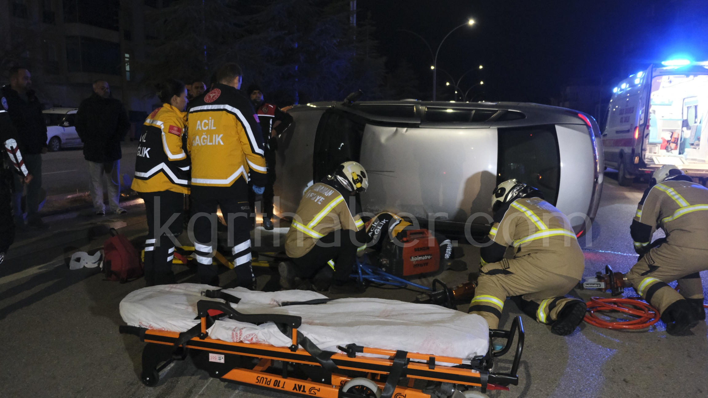 Ekipler Zamanla Yaristi Kadin Surucu Devrilen Otomobilin Altinda Kaldi5