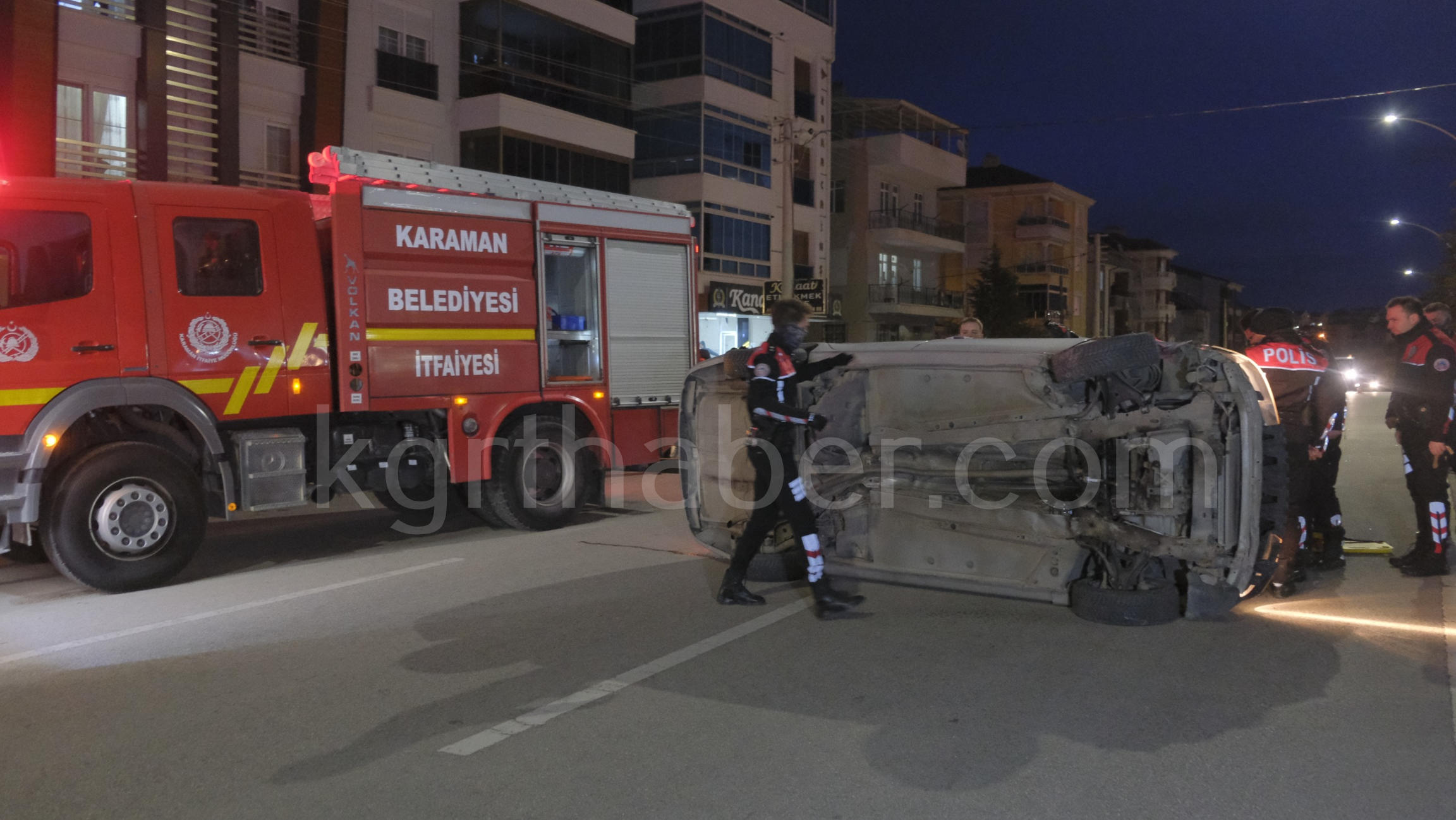 Ekipler Zamanla Yaristi Kadin Surucu Devrilen Otomobilin Altinda Kaldi6