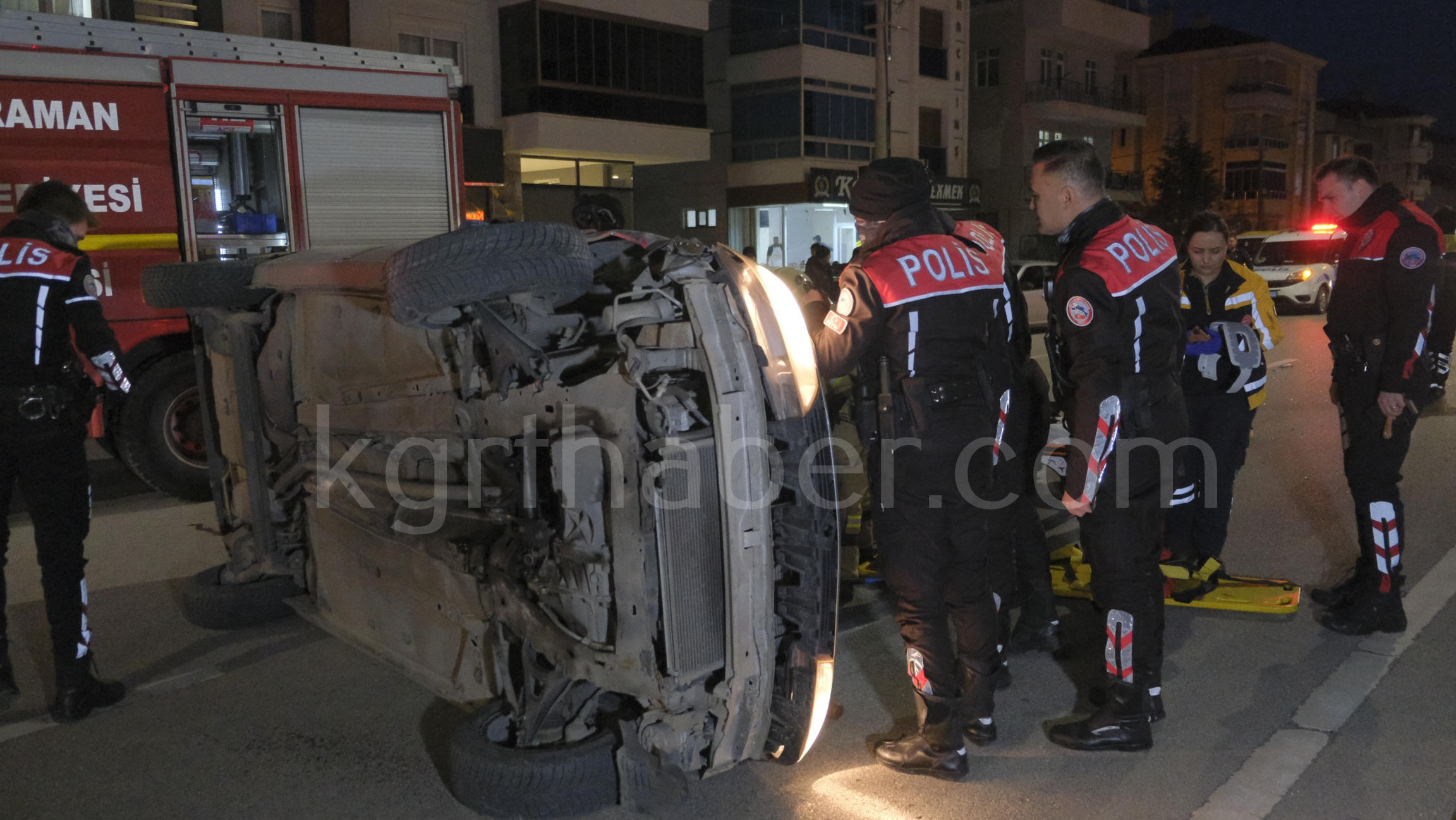 Ekipler Zamanla Yaristi Kadin Surucu Devrilen Otomobilin Altinda Kaldi7