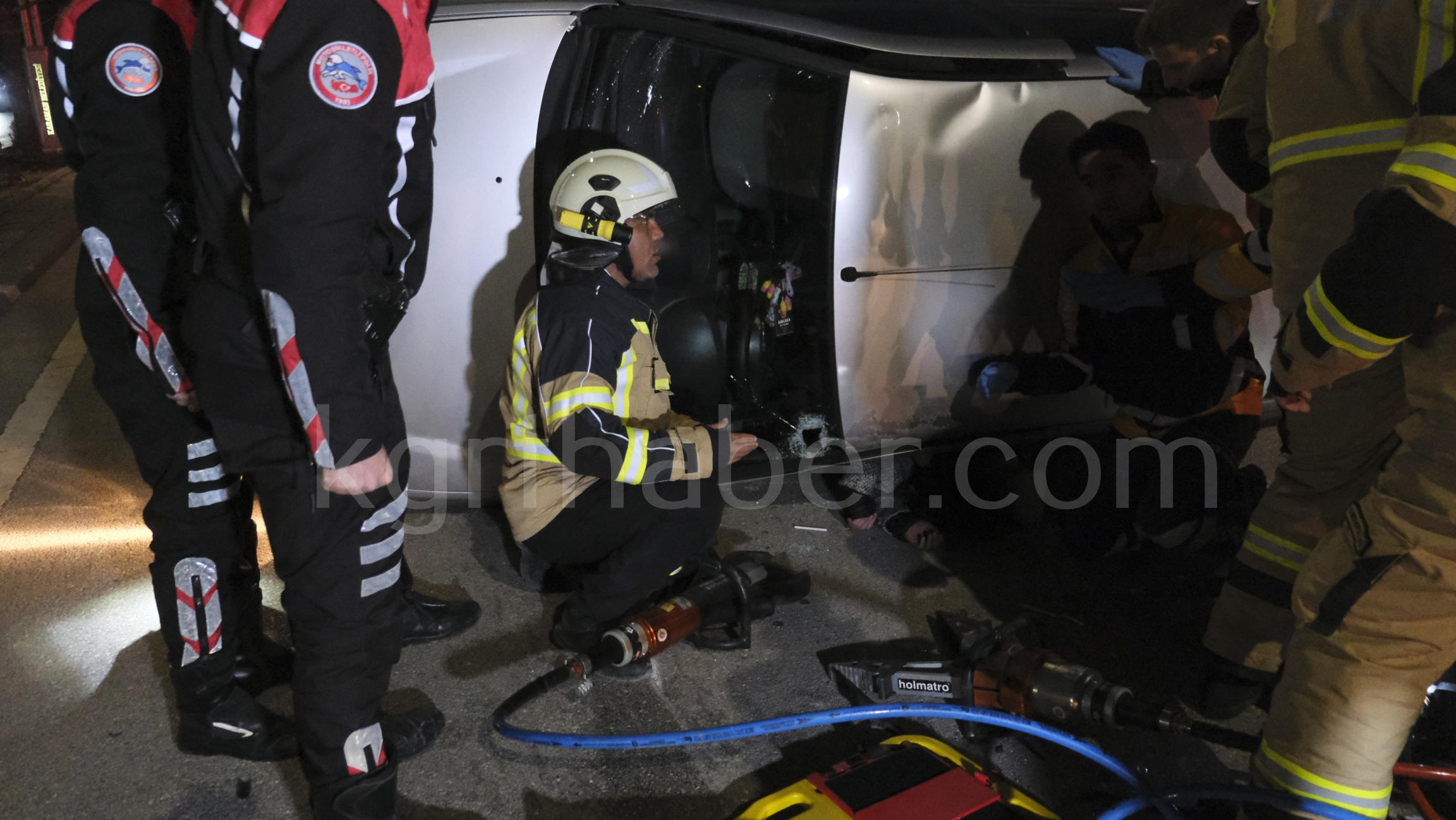 Ekipler Zamanla Yaristi Kadin Surucu Devrilen Otomobilin Altinda Kaldi8