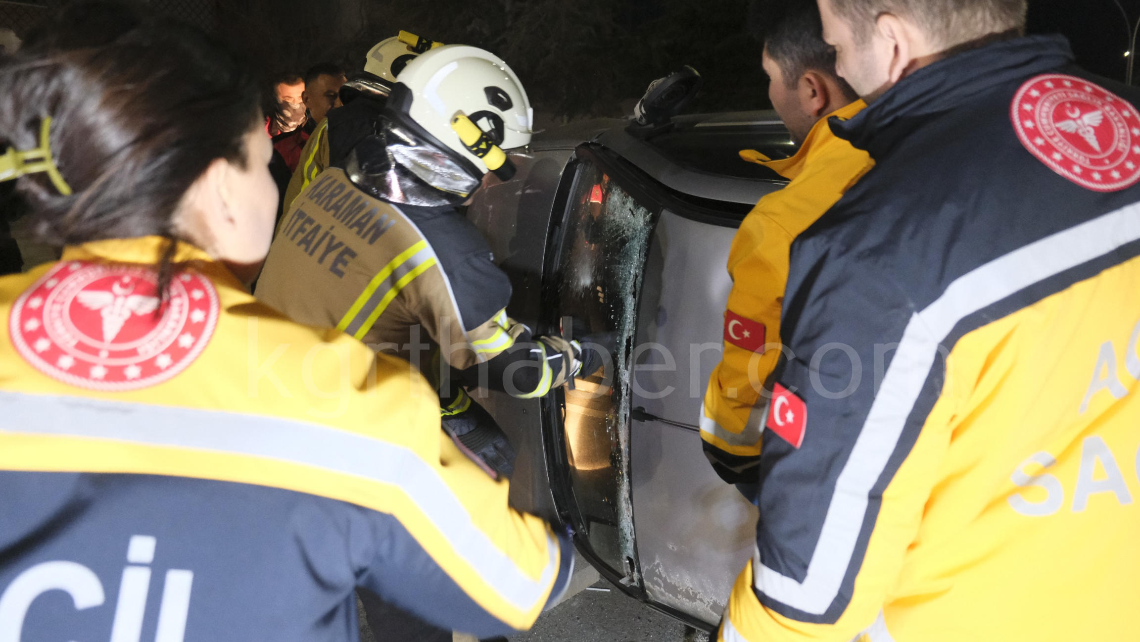 Ekipler Zamanla Yaristi Kadin Surucu Devrilen Otomobilin Altinda Kaldi9
