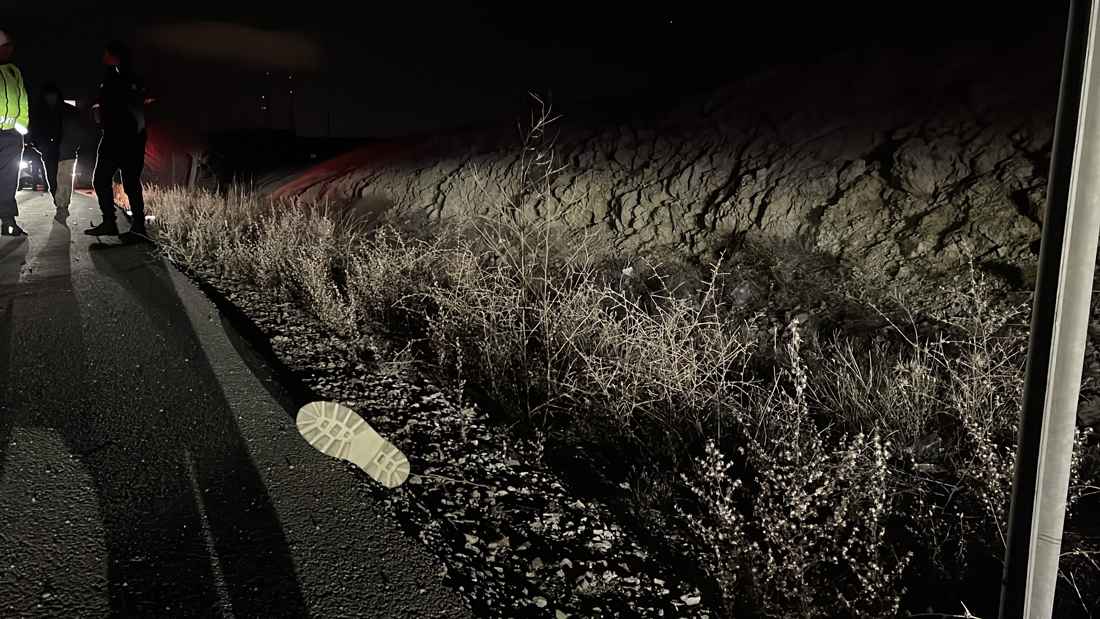 Esi Yolda Can Verdi Koca Olay Yerinden Ayrildi (4)