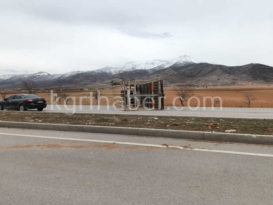 Firtinada Korku Dolu Anlar Devrilen Kamyonun Romorku Otomobilin Uzerine Dustu0