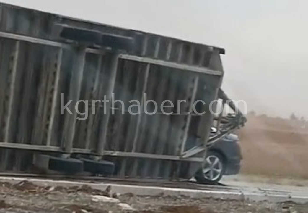 Firtinada Korku Dolu Anlar Devrilen Kamyonun Romorku Otomobilin Uzerine Dustu2