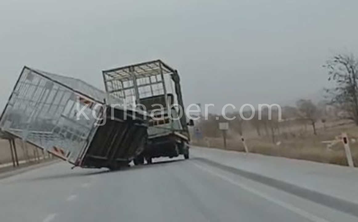 Firtinada Korku Dolu Anlar Devrilen Kamyonun Romorku Otomobilin Uzerine Dustu3