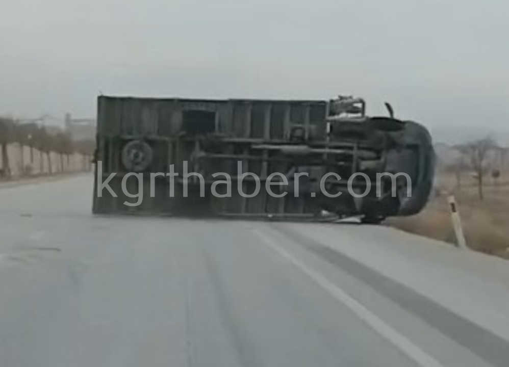 Firtinada Korku Dolu Anlar Devrilen Kamyonun Romorku Otomobilin Uzerine Dustu4