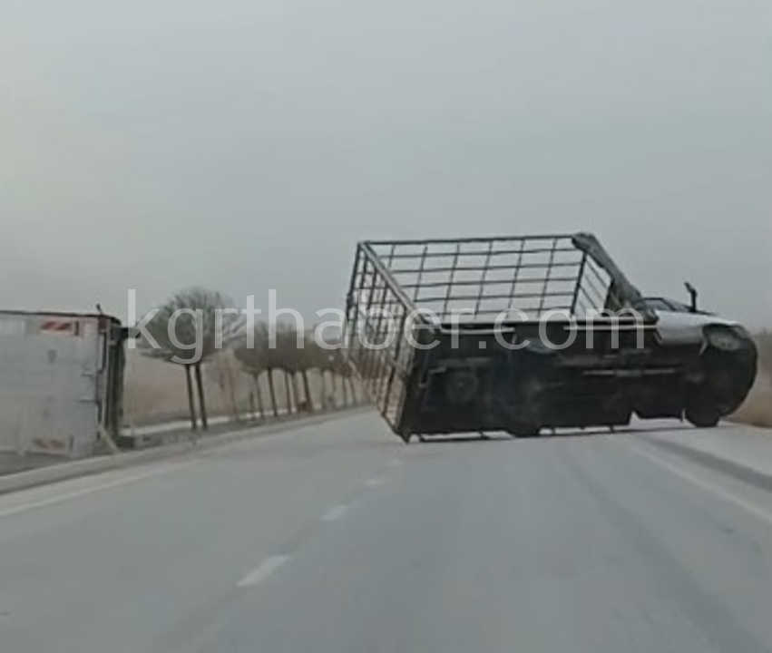 Firtinada Korku Dolu Anlar Devrilen Kamyonun Romorku Otomobilin Uzerine Dustu5