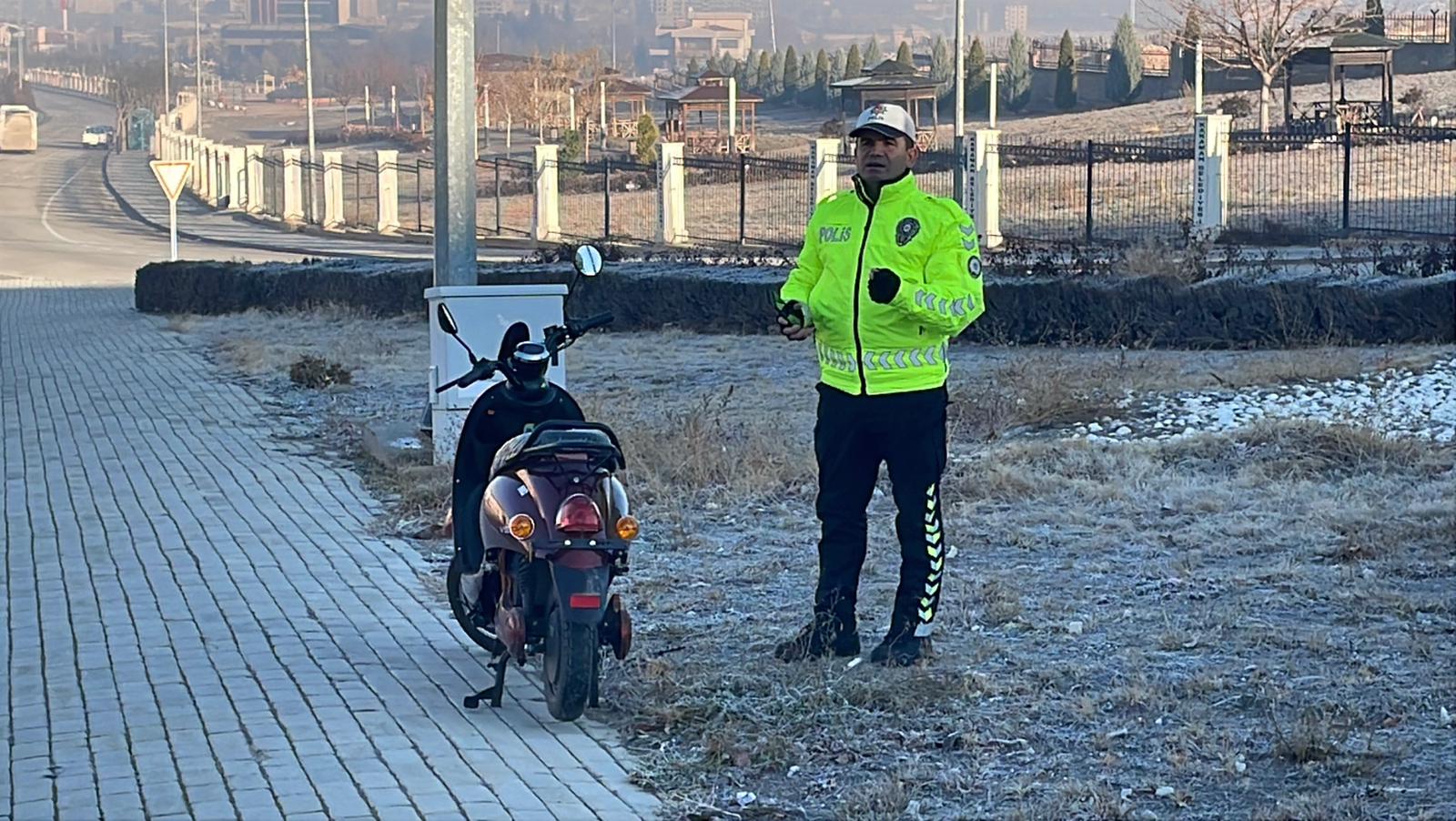 Karamanda Buz Tutan Yolda Kontrolden Cikan Elektrikli Bisiklet Devrildi (1)