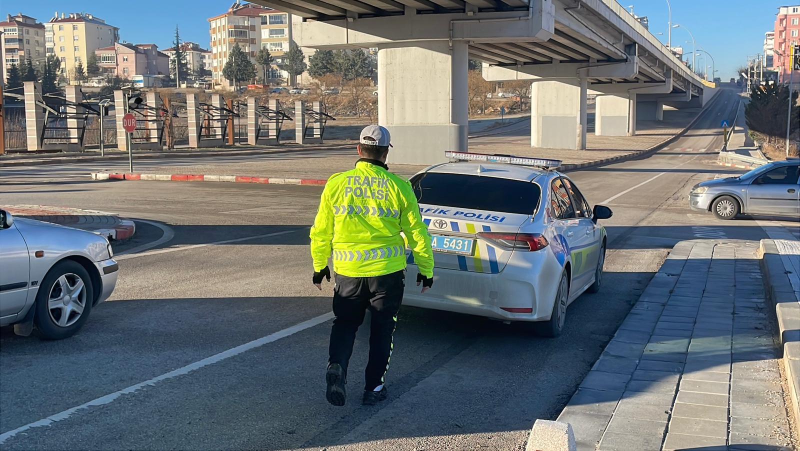 Karamanda Buz Tutan Yolda Kontrolden Cikan Elektrikli Bisiklet Devrildi (3)