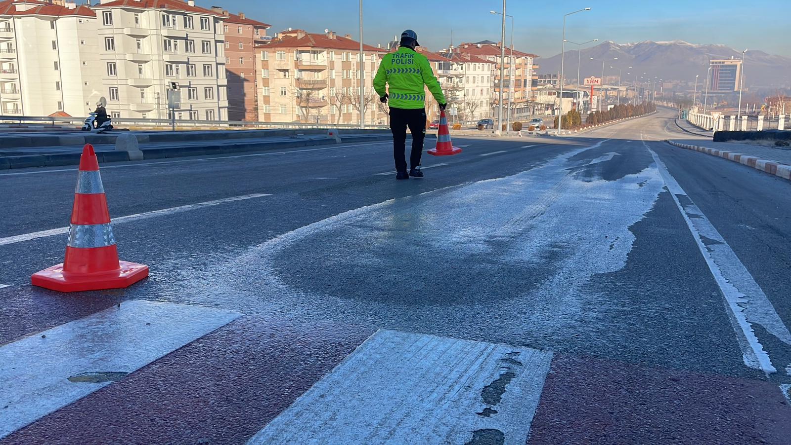 Karamanda Buz Tutan Yolda Kontrolden Cikan Elektrikli Bisiklet Devrildi (4)