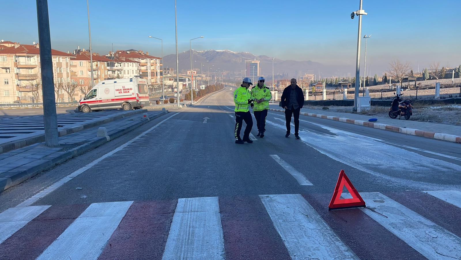 Karamanda Buz Tutan Yolda Kontrolden Cikan Elektrikli Bisiklet Devrildi (7)