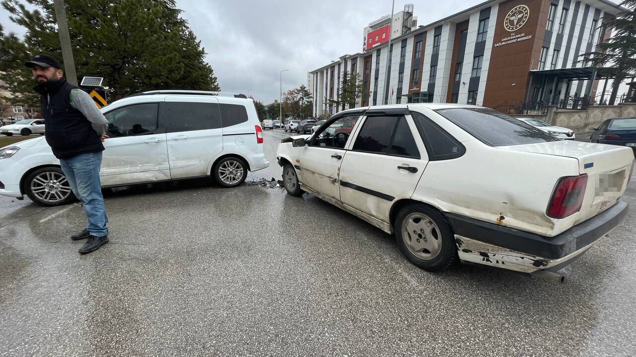 Karamanda Hafif Ticari Aracla Otomobil Carpisti (1)