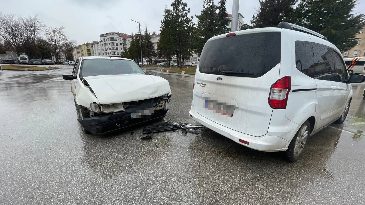 Karamanda Hafif Ticari Aracla Otomobil Carpisti (3)