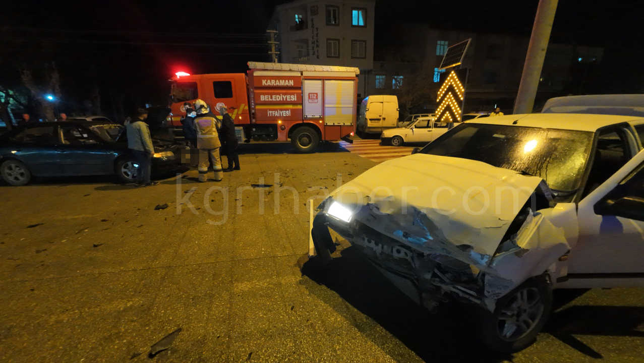 Karamanda Iki Otomobil Kavsakta Carpisti1