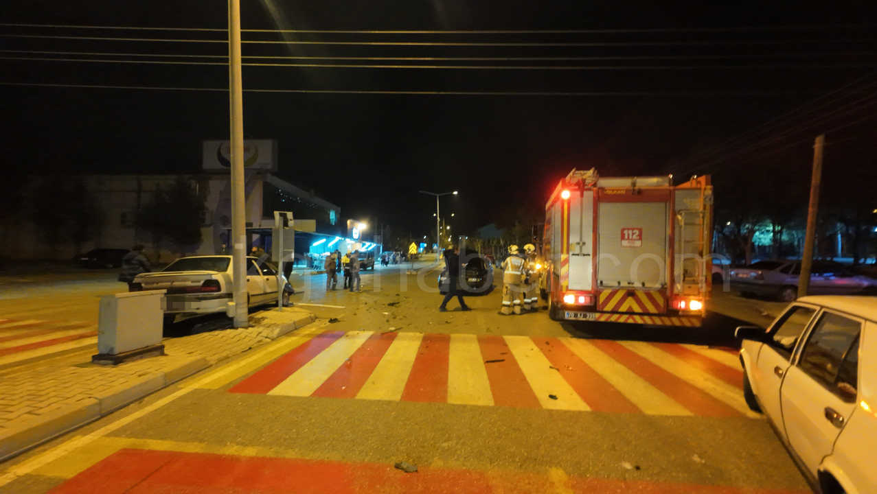 Karamanda Iki Otomobil Kavsakta Carpisti2