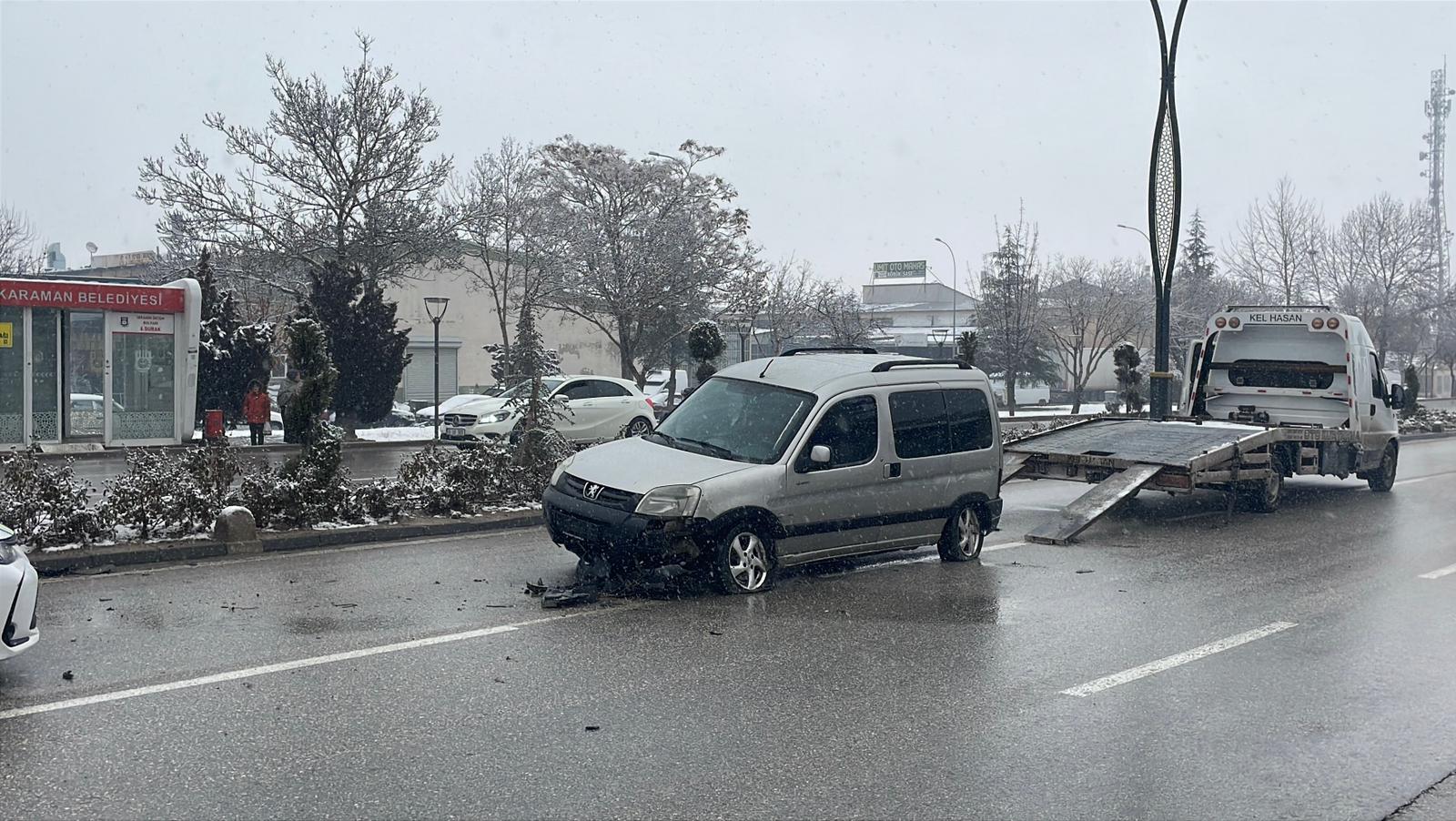Karamanda Kar Yagisi Kazayi Getirdi Hafif Ticari Arac Refuje Carpti (1)