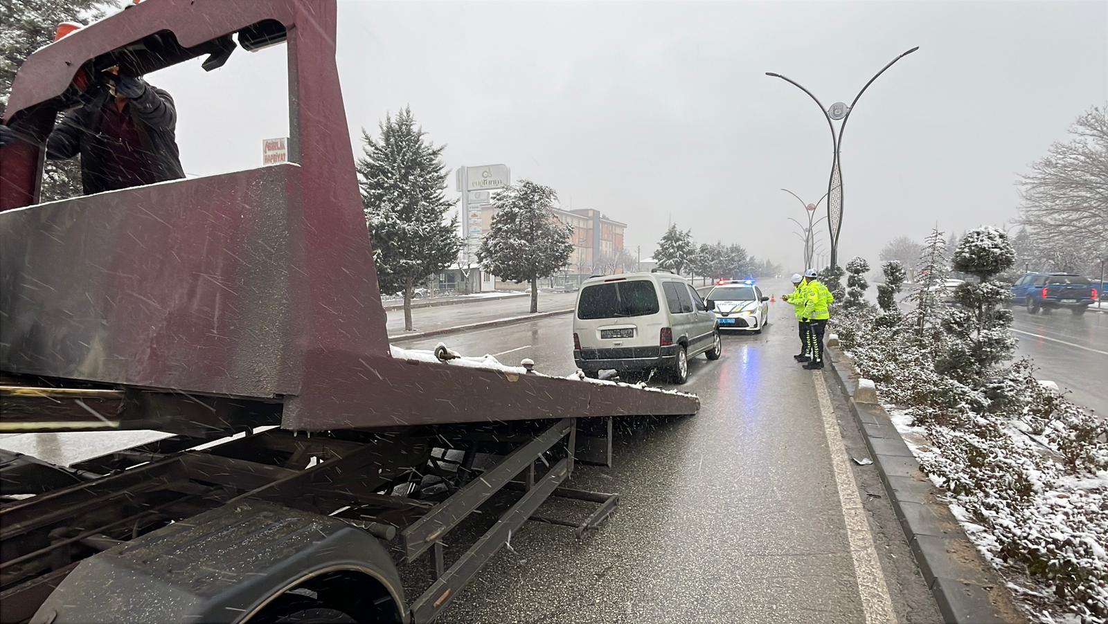 Karamanda Kar Yagisi Kazayi Getirdi Hafif Ticari Arac Refuje Carpti (2)