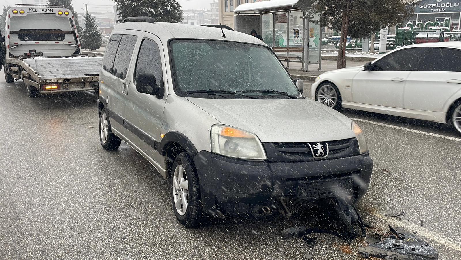 Karamanda Kar Yagisi Kazayi Getirdi Hafif Ticari Arac Refuje Carpti (3)