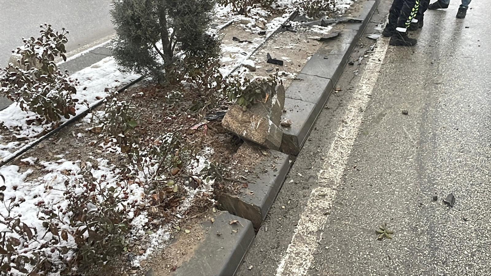 Karamanda Kar Yagisi Kazayi Getirdi Hafif Ticari Arac Refuje Carpti (4)