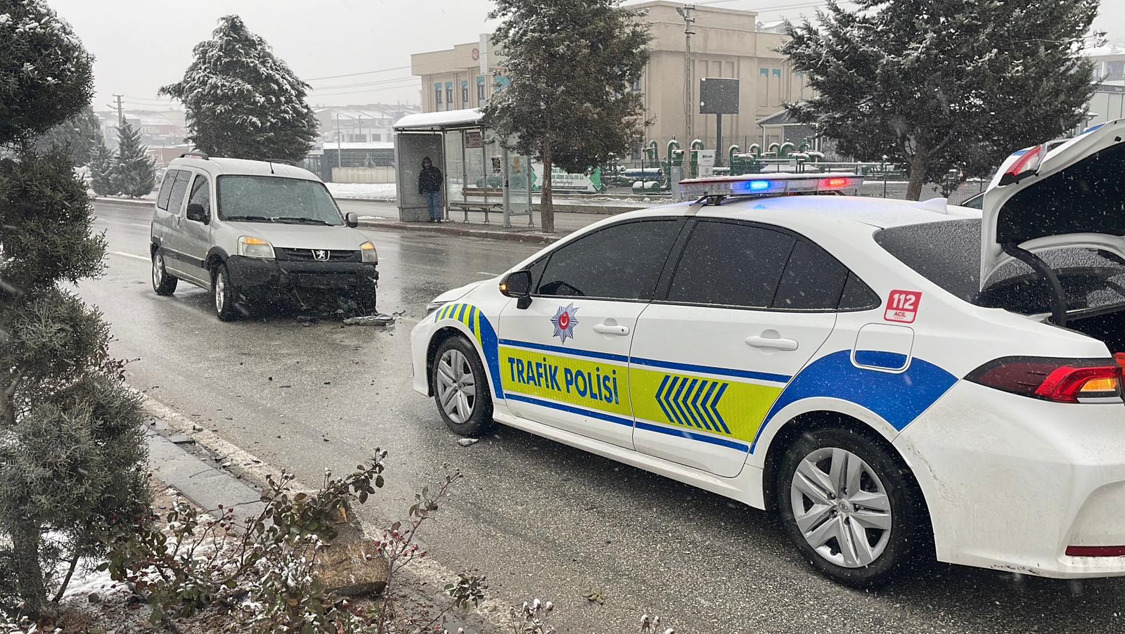 Karamanda Kar Yagisi Kazayi Getirdi Hafif Ticari Arac Refuje Carpti (5)