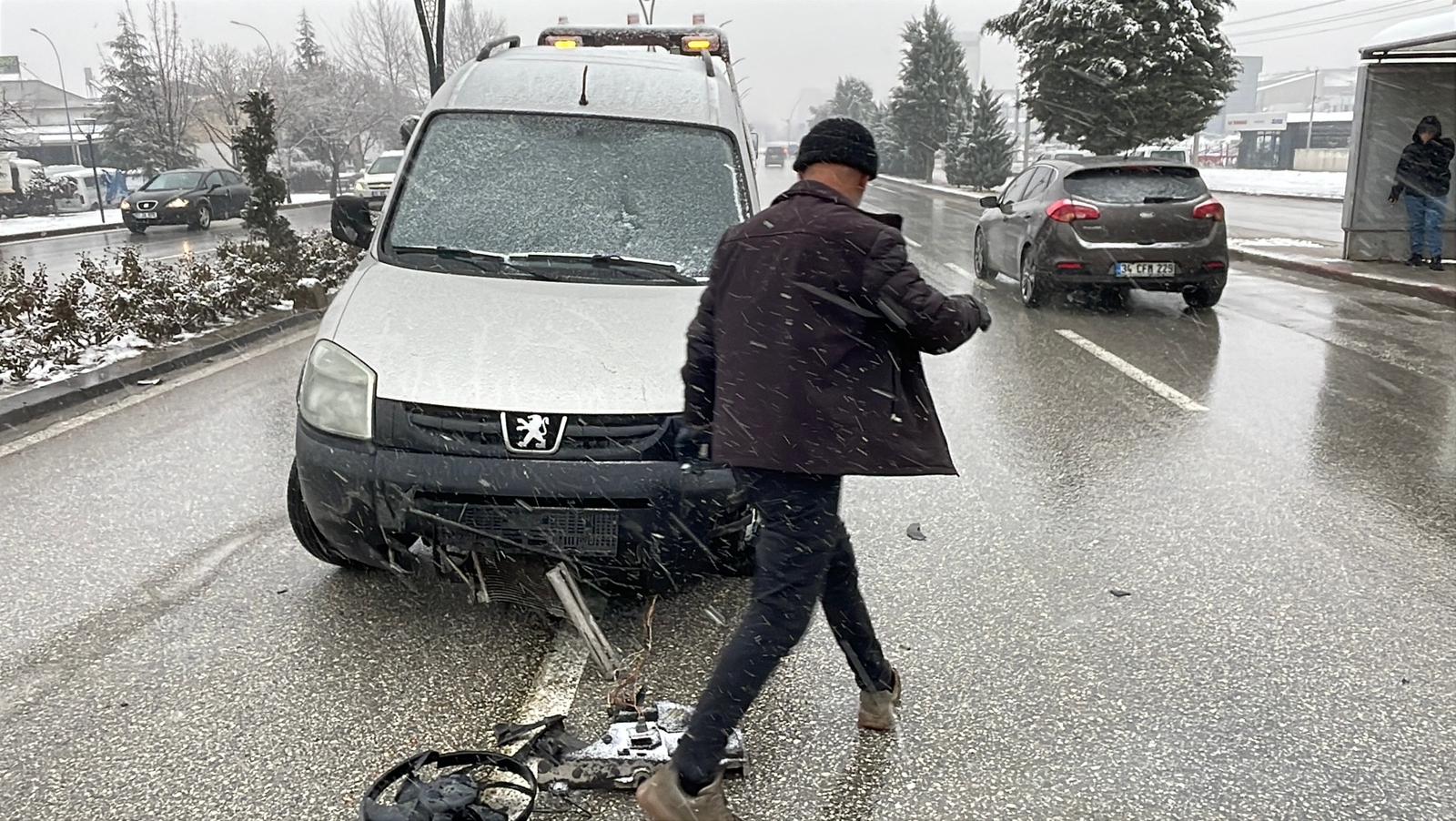 Karamanda Kar Yagisi Kazayi Getirdi Hafif Ticari Arac Refuje Carpti (6)