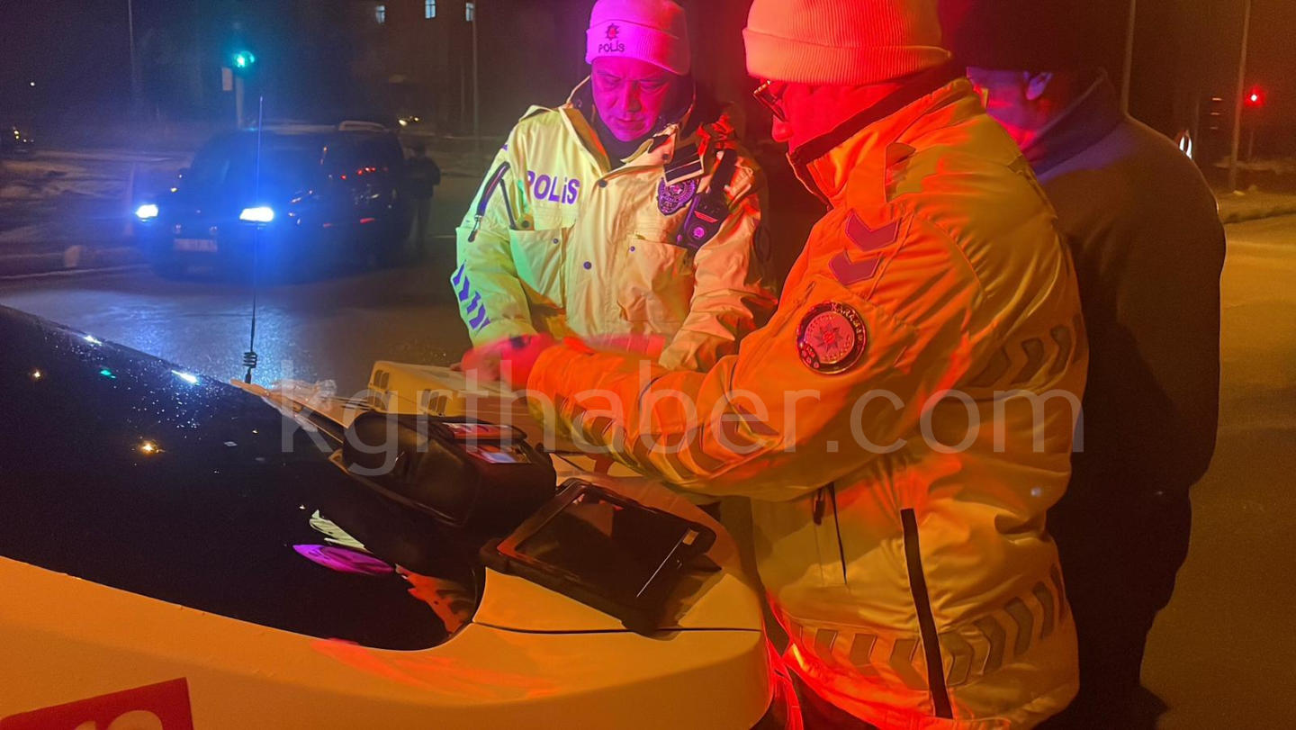 Karamanda Kaza Otomobiller Kavsakta Carpisti3