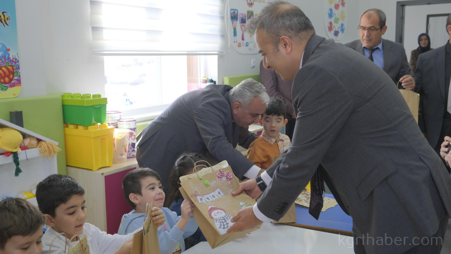 Karamanda Minik Ogrenciler Karne Sevinci Yasadi2