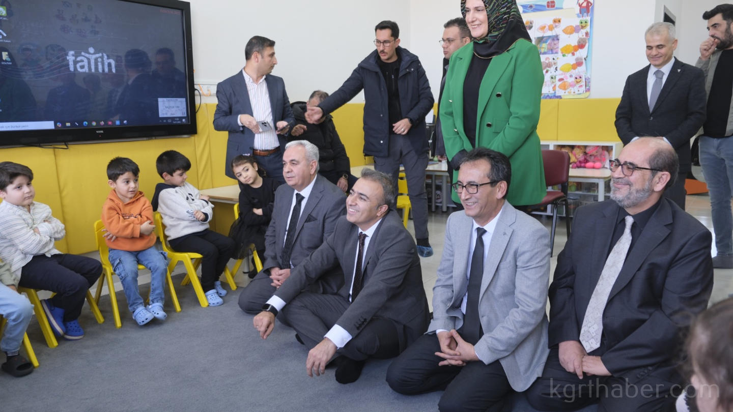 Karamanda Minik Ogrenciler Karne Sevinci Yasadi4