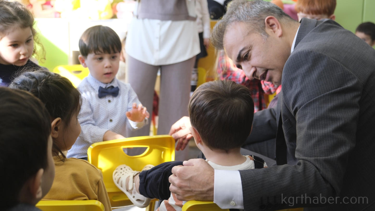 Karamanda Minik Ogrenciler Karne Sevinci Yasadi5