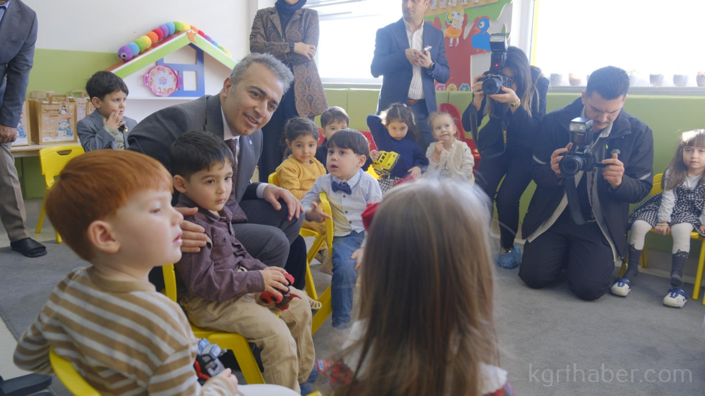 Karamanda Minik Ogrenciler Karne Sevinci Yasadi6