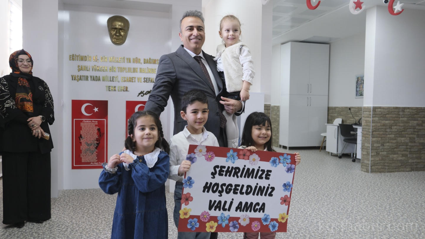 Karamanda Minik Ogrenciler Karne Sevinci Yasadi7