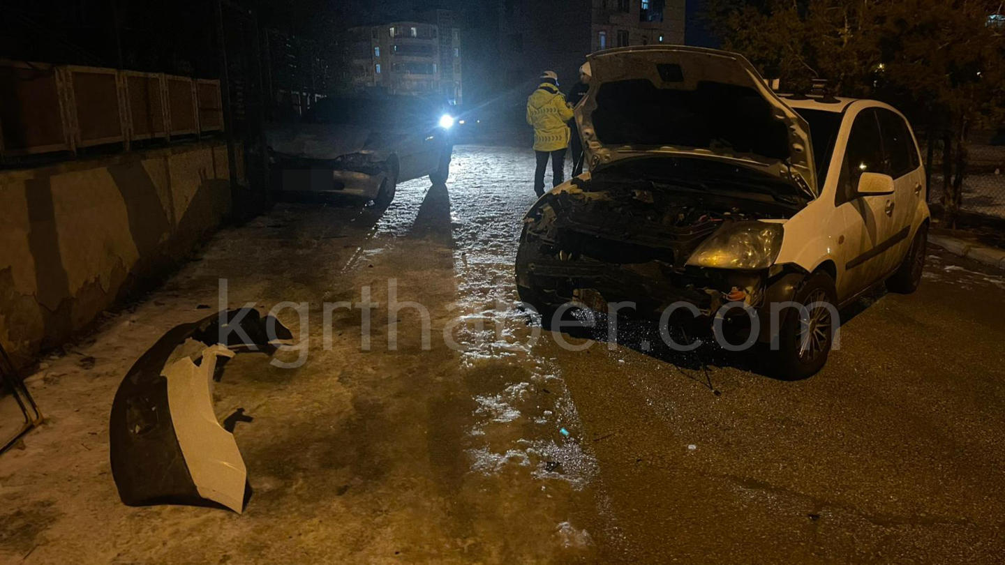 Karamanda Park Halindeki Araclara Carpan Surucu Araci Birakip Kacti2