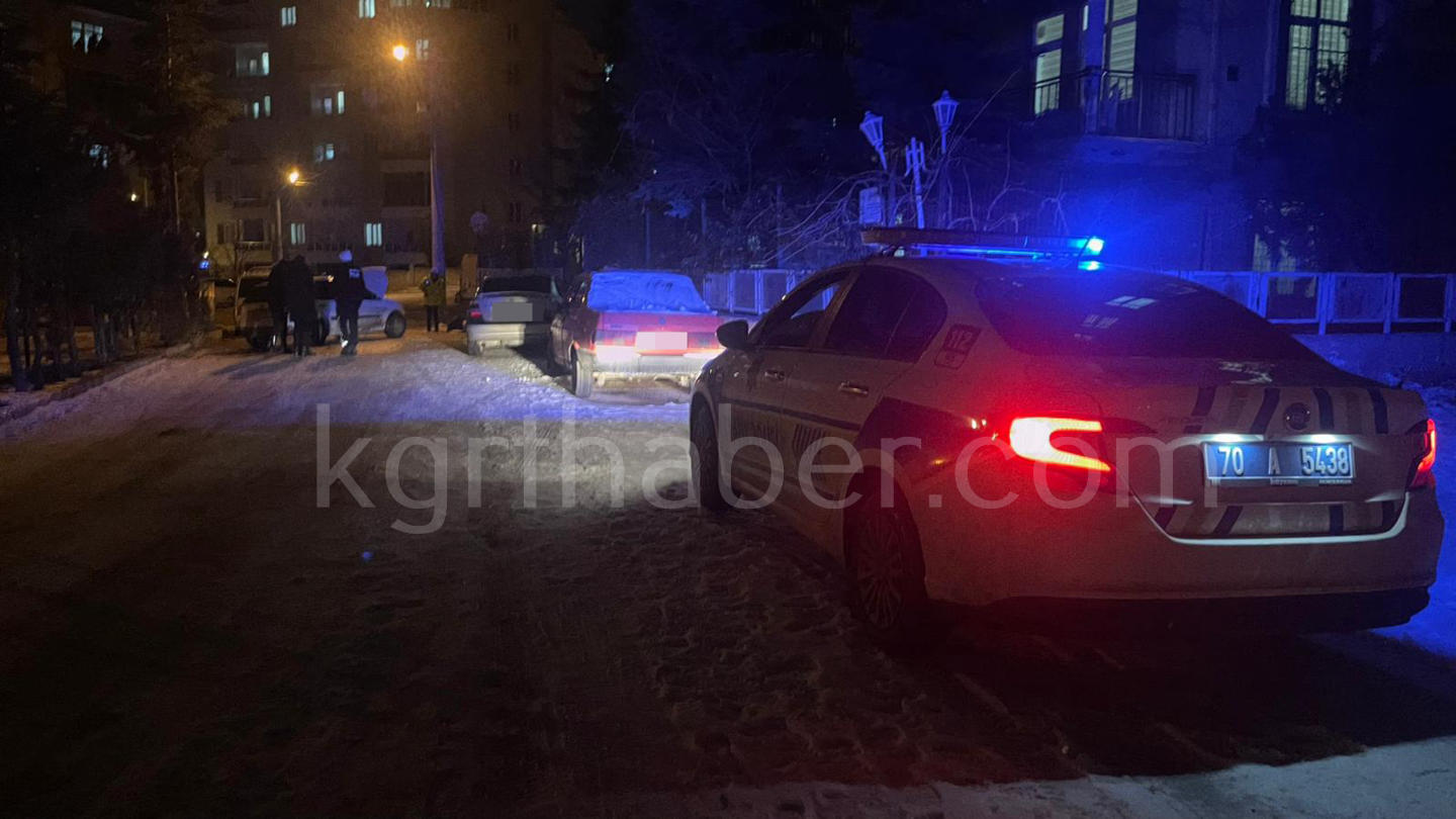 Karamanda Park Halindeki Araclara Carpan Surucu Araci Birakip Kacti3