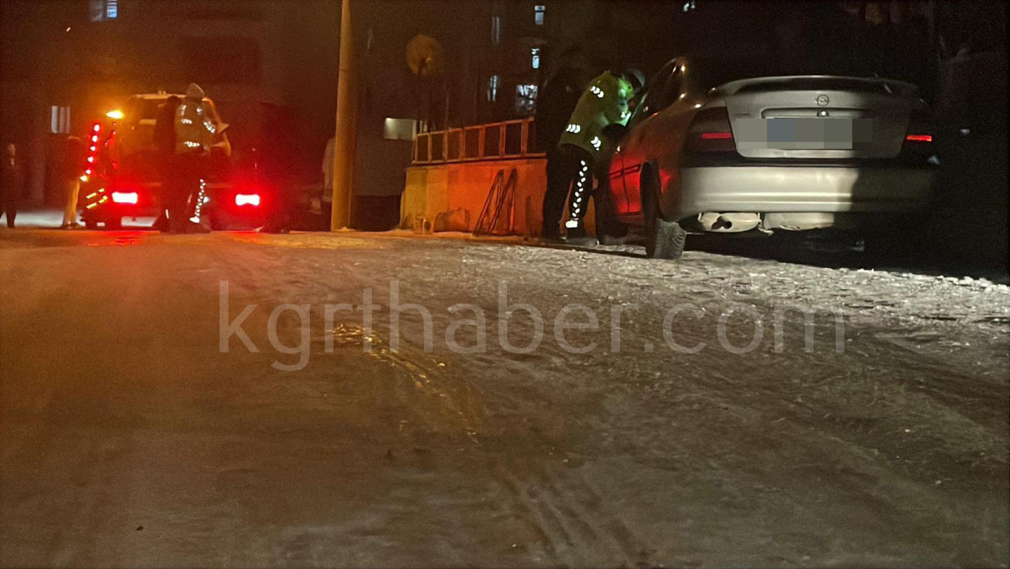 Karamanda Park Halindeki Araclara Carpan Surucu Araci Birakip Kacti4