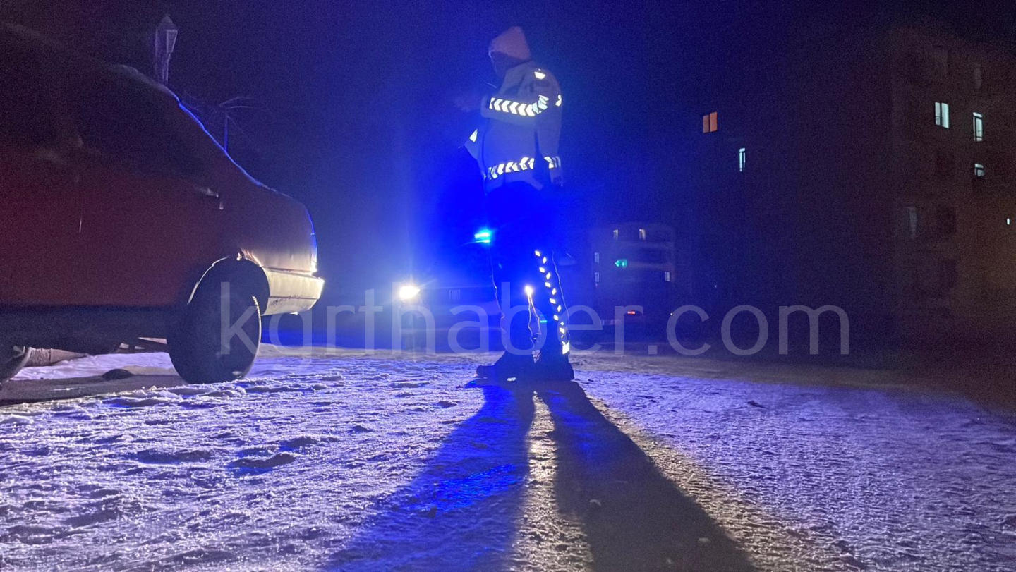 Karamanda Park Halindeki Araclara Carpan Surucu Araci Birakip Kacti5