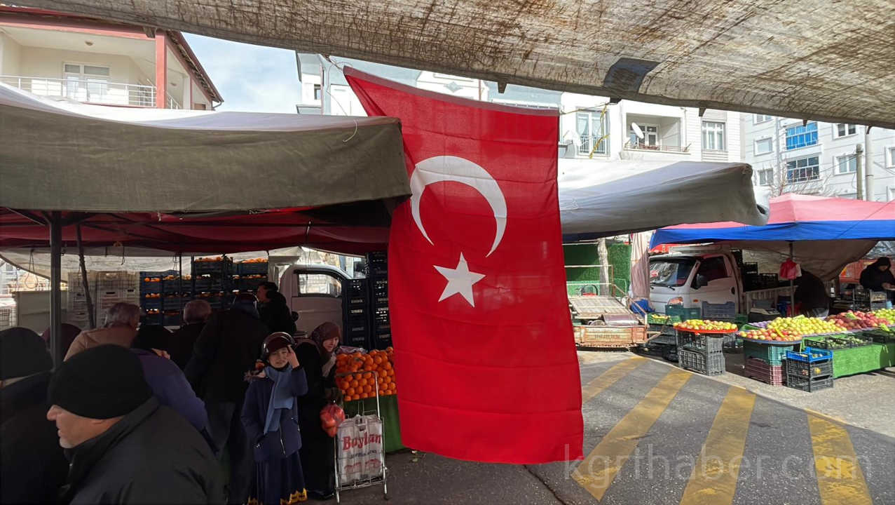 Karamanda Pazar Esnafindan Turk Bayragina Yapilan Saldiriya Tepki0