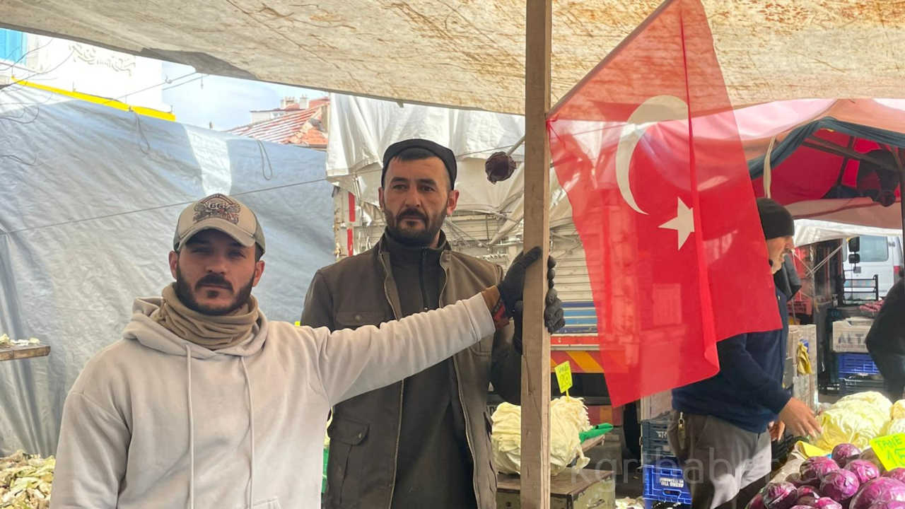 Karamanda Pazar Esnafindan Turk Bayragina Yapilan Saldiriya Tepki1