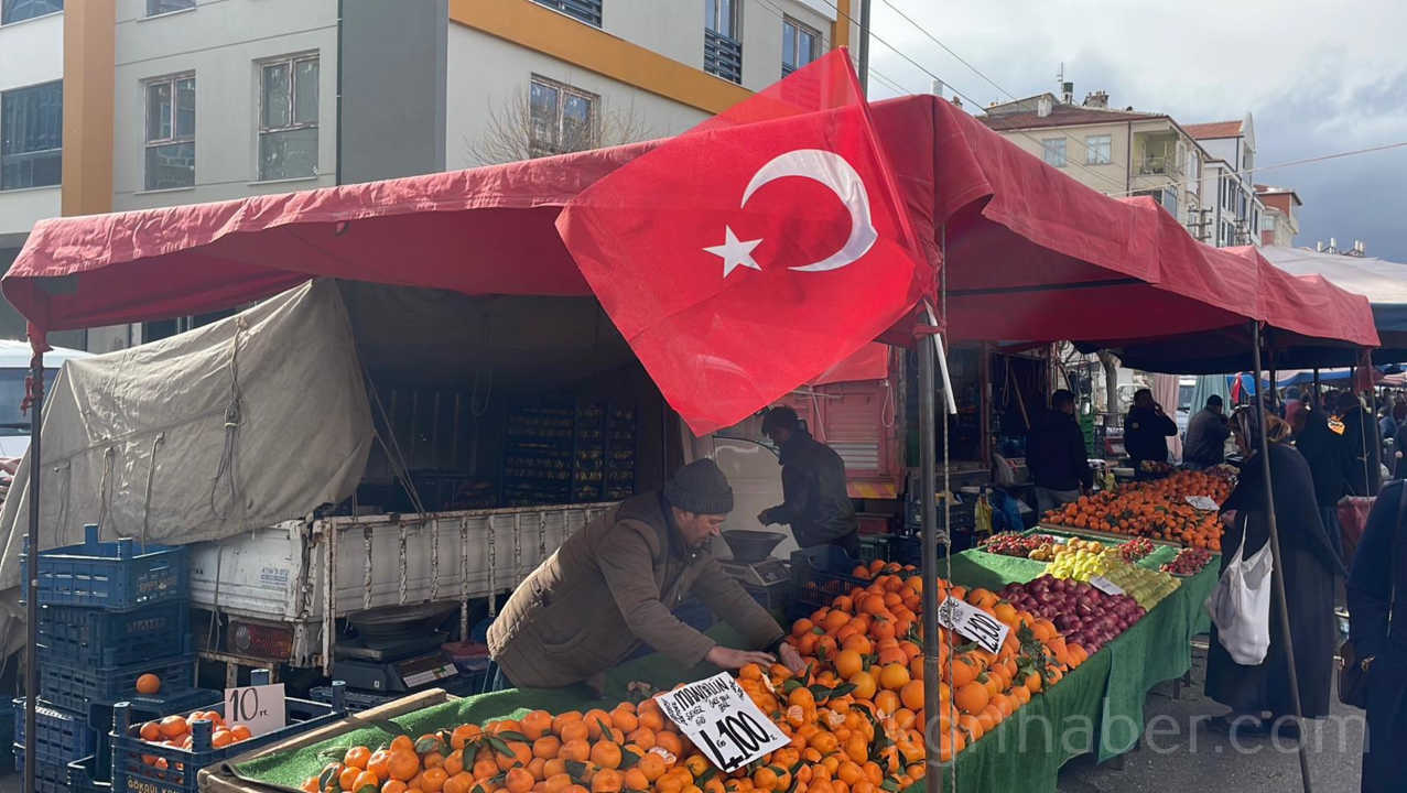 Karamanda Pazar Esnafindan Turk Bayragina Yapilan Saldiriya Tepki2
