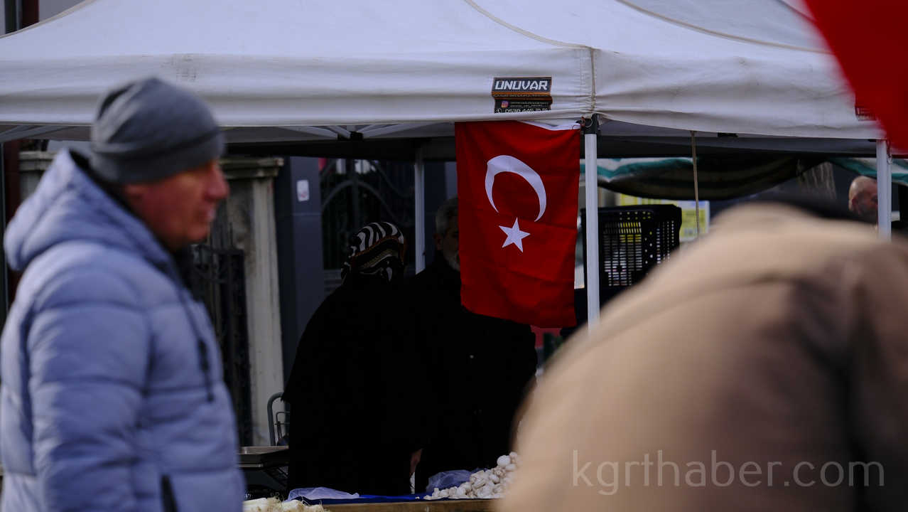 Karamanda Pazar Esnafindan Turk Bayragina Yapilan Saldiriya Tepki5